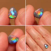 Load image into Gallery viewer, Dark Opal 0.92ct - Gold