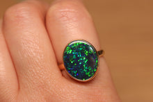 Load image into Gallery viewer, Gem Quality Floral Pattern Black Opal Ring - 18k Gold