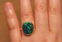 Load image into Gallery viewer, Gem Quality Floral Pattern Black Opal Ring - 18k Gold