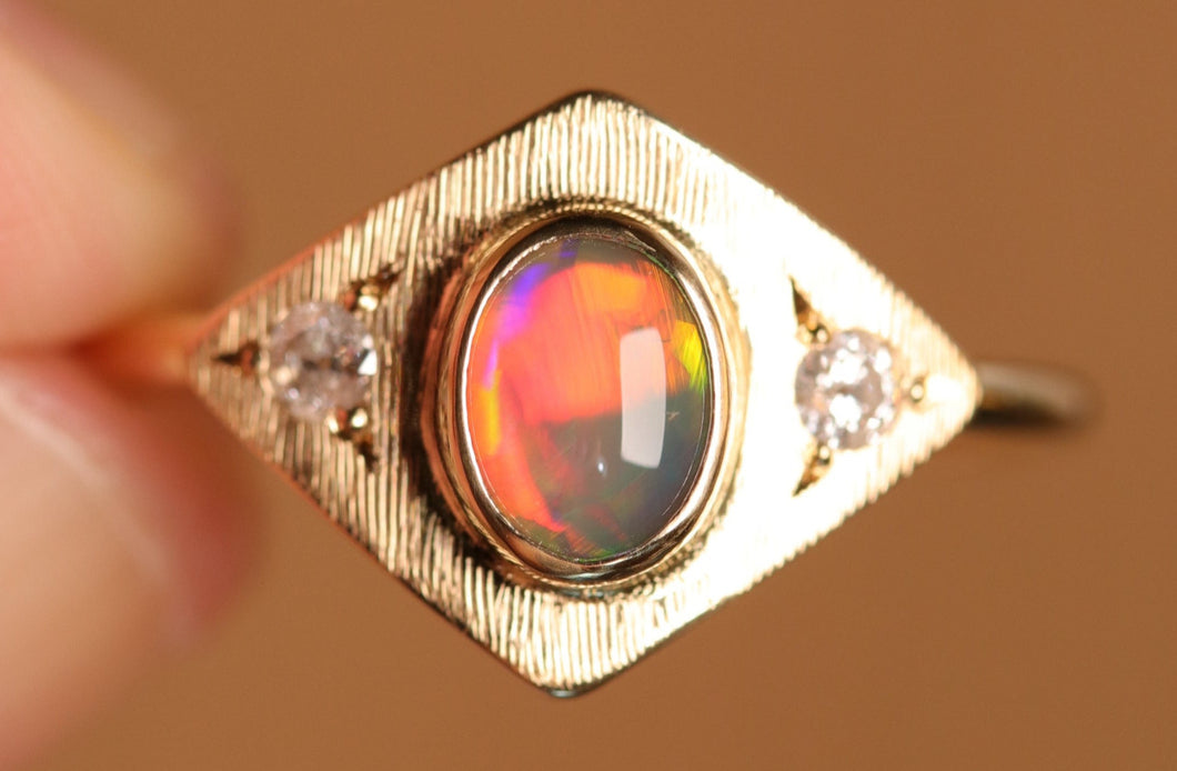 Rolling Flash Pattern Crystal Opal Ring - 18k Gold