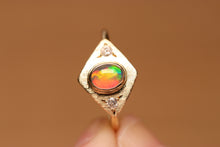Load image into Gallery viewer, Rolling Flash Pattern Crystal Opal Ring - 18k Gold
