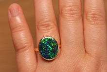Load image into Gallery viewer, Gem Quality Floral Pattern Black Opal Ring - 18k Gold
